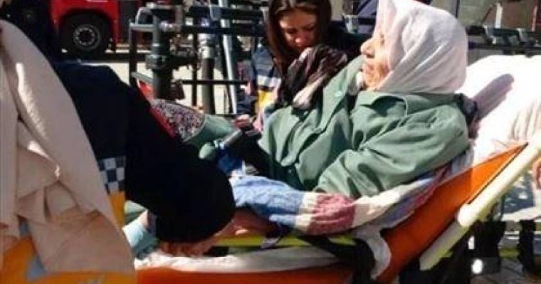 Түркияда үйінді астында 16 күн жатқан 90 жастағы әже мен оның 70-тегі ұлы аман табылды