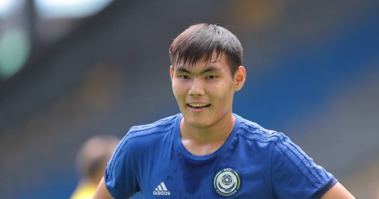 Орыс тілшілерімен аудармашы арқылы сөйлескен қазақ "Зенитке" ауыспақ (видео)