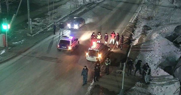 Көкшетауда үш жігіт жолды бөгеп, жүргізушіні көліктен шығарып соққыға жыққан