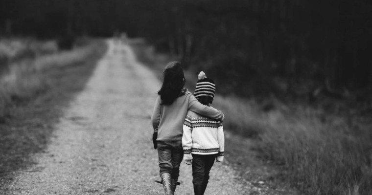 "Алып кет деп жылайды": Қазақстанға келе алмай қалған әйелдің 3 баласы жетімдер үйіне өтіп кеткен