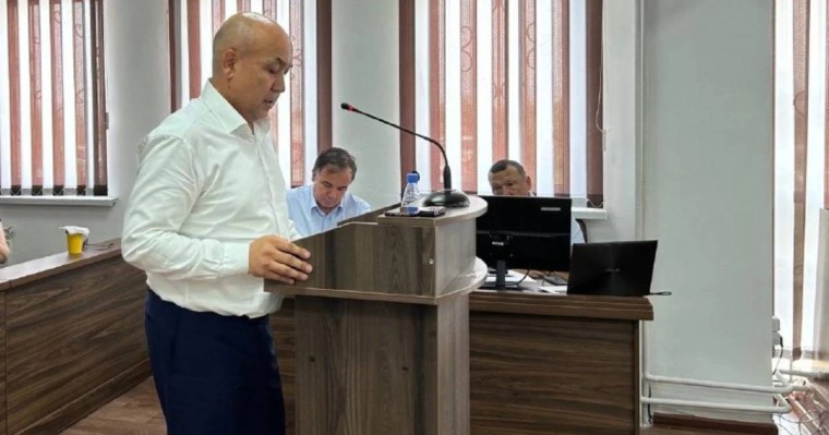 Гүлмира Сатыбалдыға қатысты іс: Жәбірленуші сотта Бауыржан Байбек пен Назарбаевтың суреттерін көрсетті