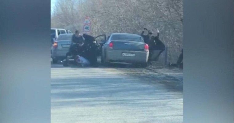 Оралда қарулы қылмыскерді ұстаған сәт видеоға түсіп қалды