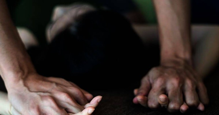 Жетпісті алқымдаған депутат 15 жастағы қызды азғындап жатқан жерінен ұсталды