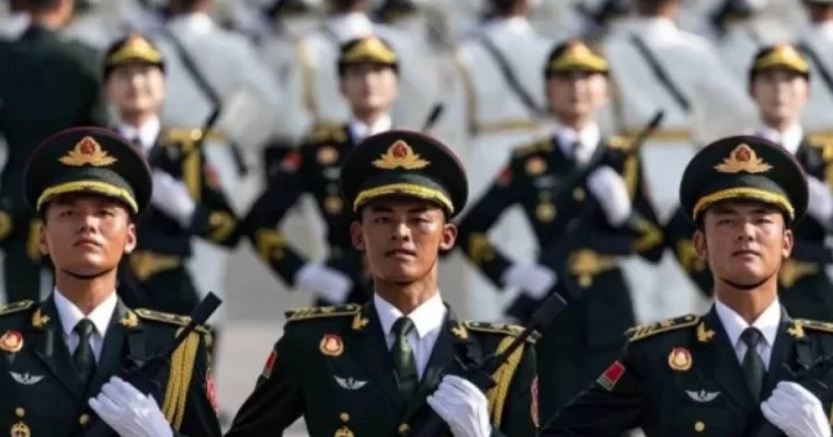 "Қытай ұлтының қайта жаңғыруын тоқтату мүмкін емес": Бейжіңде ел тарихындағы ең үлкен әскери парад өтті