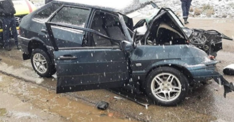 Алматыда жантүршігерлік жол апаты: Жеңіл көлік КамАЗ-ға соғылып, 2 адам қаза тапты