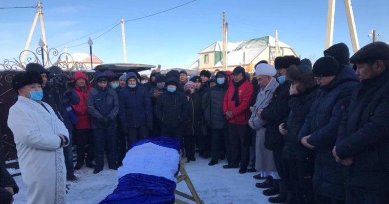Әкесінің жанына жерленді: 200-ден астам адам Жанболат Ағаділді ақтық сапарға шығарып салды