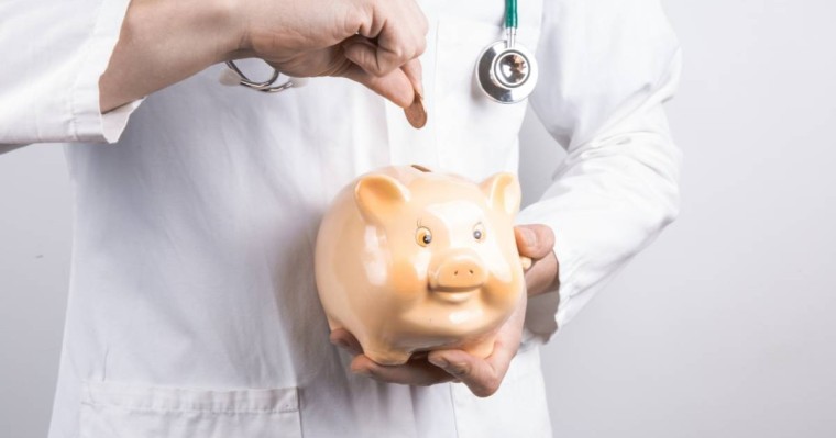 «Біз ауада қалған маман иесіміз»: Дәрігерлер жалақыларын көтеруді сұрайды