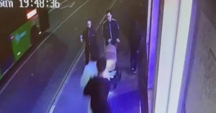 Алматыда жасөспірімдер арбадағы сәбиді электросамокатпен қағып кете  жаздады