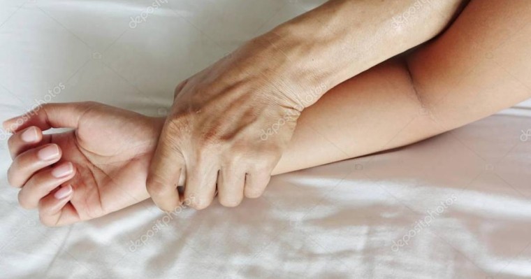 "Суға батырып, бүкіл ауылға масқаралаймын деп қорқытқан": Қарағанды облысында зорланған қыздың әкесі жанайқайын жеткізді