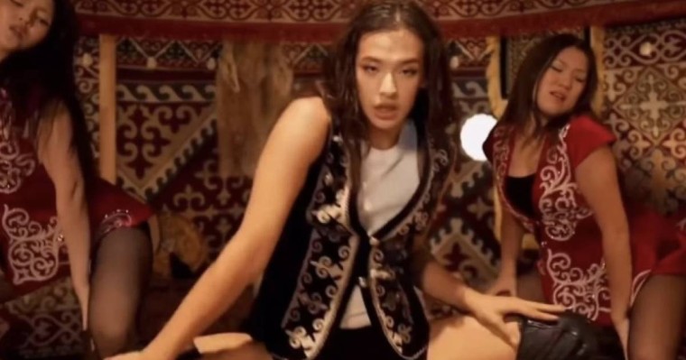 Киіз үйде жартылай жалаңаш билеген: Желіде тараған видеоға қатысты Балаева пікір білдірді