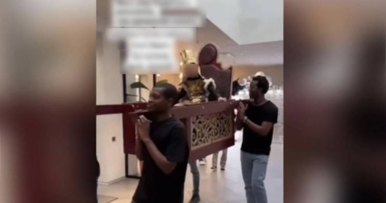 «Жабайылыққа үйретуде»: Тойда афроамерикалықтар кішкентай баланы таққа отырғызып алып шыққан (ВИДЕО)