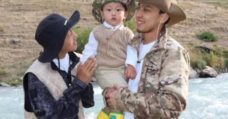 «Әкесінен аумай қалған» – Желіде Ерке мен RaiM-нің отбасылық фотолары қызу талқылануда