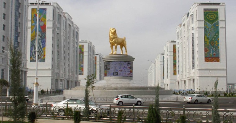 Бердімұхамедов Ашхабадта Алабай итіне алтын ескерткіш қойды