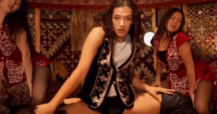 "Хайп жасап, қарғыс естіді": Киіз үйде жартылай жалаңаш билегендер көпшіліктің ашуын туғызды