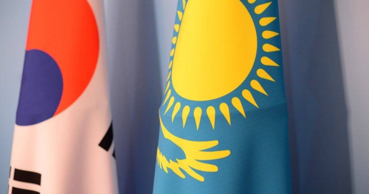 Кәріс жігітіне тұрмысқа шыққан қазақ қызы көптің қызу талқысына түсті (видео)