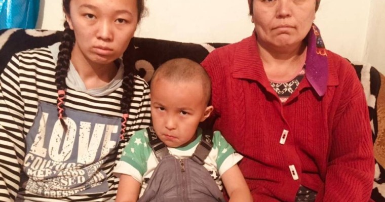 Ішерге тамақ таппай қалдық: Екі баламен қаңғырып қалған қазақстандық әйел көпшіліктің көмегіне зәру (видео)