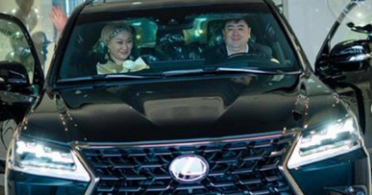 Төреғали Төреәлінің қарындасы әкесіне соңғы үлгідегі Lexus 570 көлігін сыйлады