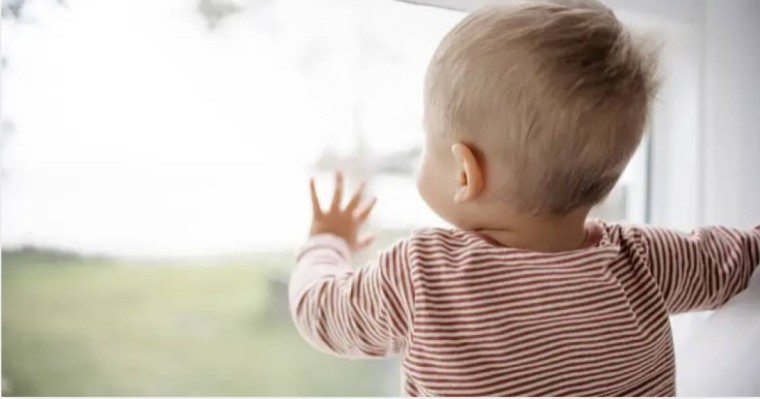 Теміртауда үш жасар бала бесінші қабаттан құлап, жан тапсырды