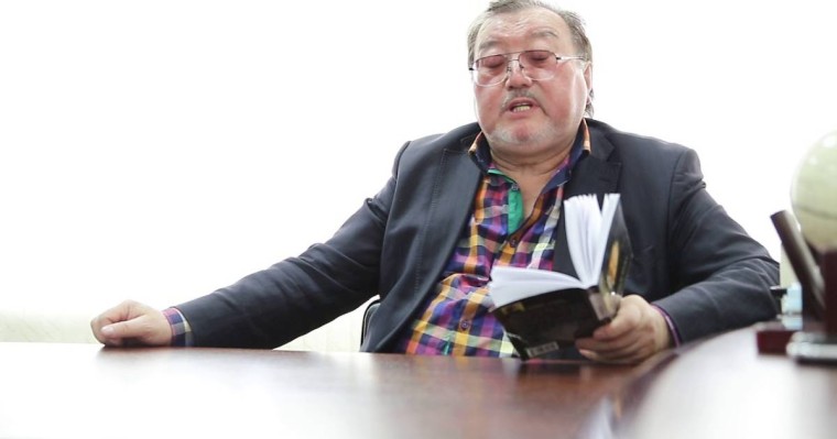 "Жүнін жұлған тауық": Белгілі ақын қазақшаға шорқақ шенеуніктерді сынға алды