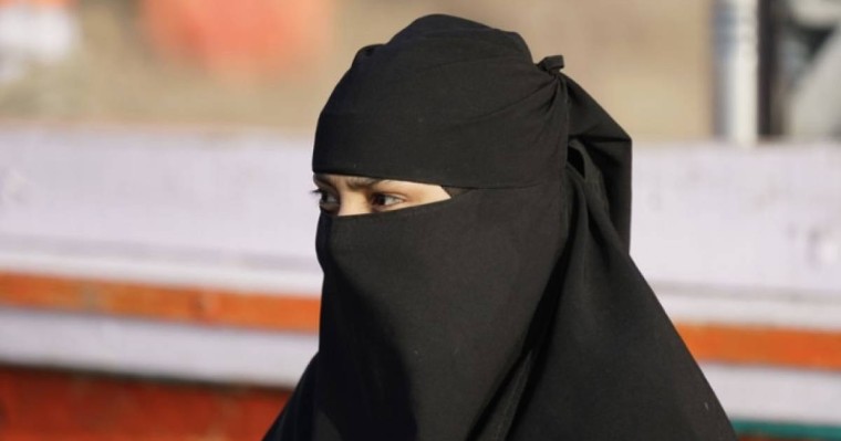 "Хиджабқа тыйым салынса, тақияға да тыйым салыну керек": Халық діни киімге тыйым салуға қарсы