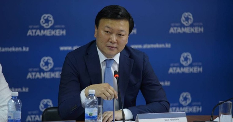 «Мұндай қарқынмен вакцинациялауға 15 жыл кетеді». Депутат Алексей Цойдың жұмысын сынға алды