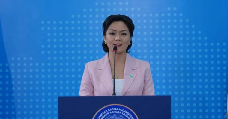 Аралас мектептерді кезең-кезеңімен мемлекеттік тілде білім беруге көшіру керек - Динара Нұралиева