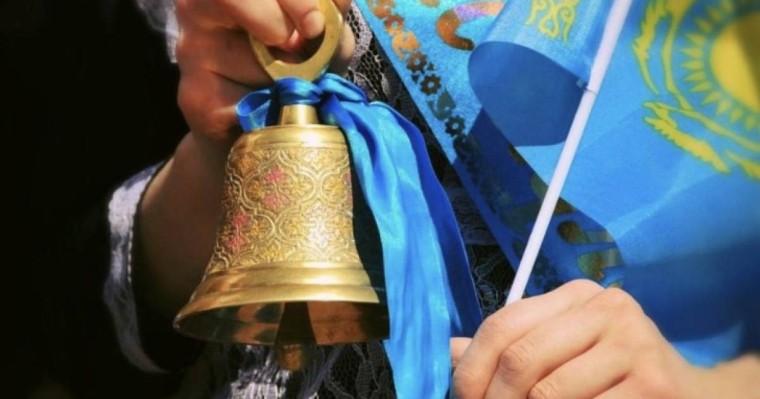 "Бір оқушыға 235 мың теңге": Қазақстандық ата-аналар мектеп түлектерінің соңғы қоңырау мен бітіру кешіне қанша ақша жұмсады