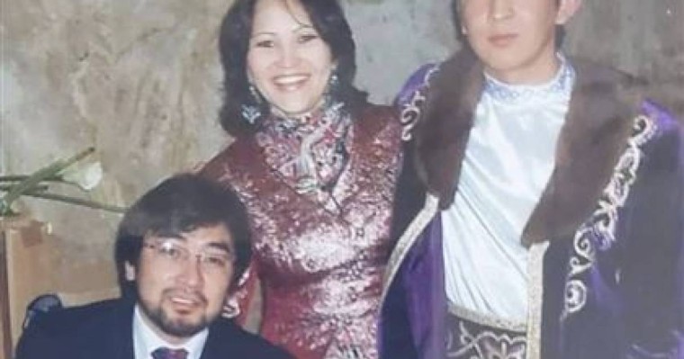 "Аузы буылған өгіз күйінде отырған...": Айгүл Елшібаева өнер адамының депутат болуына қарсы шықты