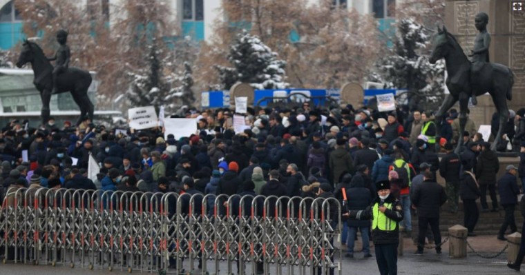 Алматыда алаңда қалғандарға прокуратура мен әкімдік өкілдері келді. Полиция бірнеше адамды ұстады