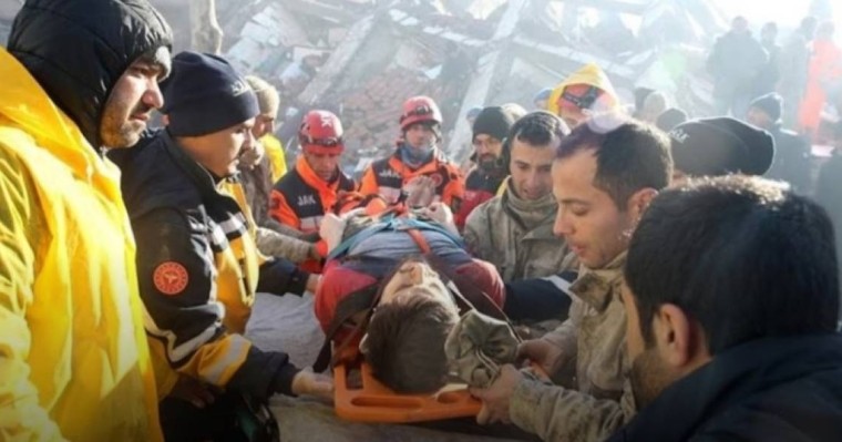 Түркияда 10 жасар бала 114 сағаттан кейін үйінділердің астынан тірі табылды