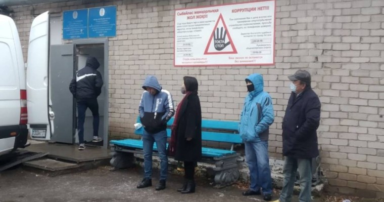 Ағаділдің туысы: "Дулаттың ұлына үш жерден пышақ сұққан" - Белсенділер полиция ғимаратының алдына жиналды