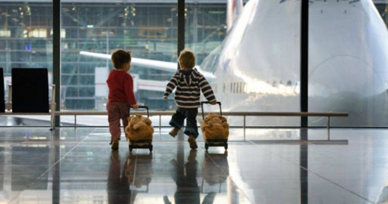 Қазақстандықтар енді екі баласы үшін ұшаққа билет сатып алмаса да болады: Жаңа бастама қолға алынды - Қазақстан жаңалықтары