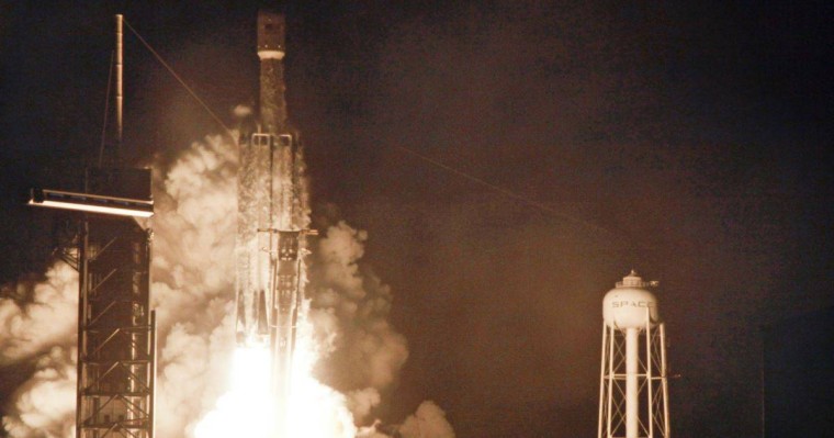 Falcon 9 зымыраны интернет тарататын 60 жасанды жер серігін ғарышқа шығарды