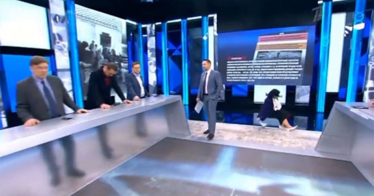 Тележүргізуші тікелей эфирде құлап, қолын сыдырып алды (видео)