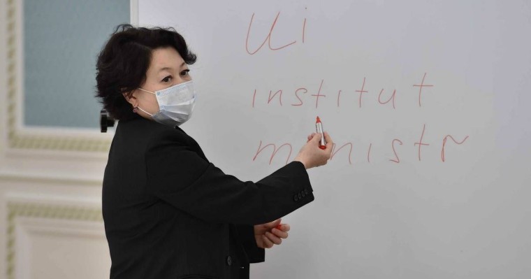 Тоқаевқа латынша қазақ әліпбиінің жаңа нұсқасы таныстырылды