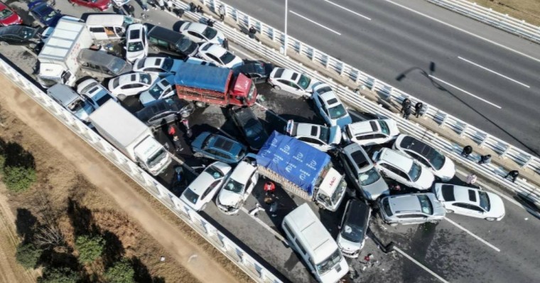 Қытайда 10 минутта 49 көлік соқтығысып, 16 адам қайтыс болды