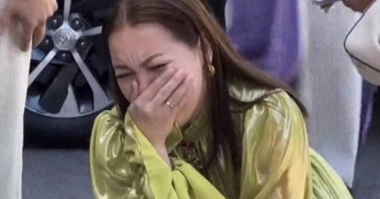 Актриса Жұлдызай Дүйсенбиева күтпеген сыйлық алып, жылап қалды