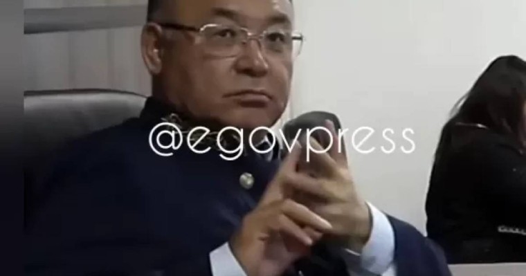 «Түрме ме, хэштег пе?»: Қазақстанда тағы бір судья сот отырысында «біртүрлі» ым танытты (ВИДЕО)