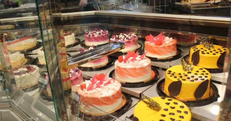 «Тәтті жегім келді»: Ақтөбеде торт ұрлаған адам бейнебақылауға түсіп қалды (ВИДЕО)