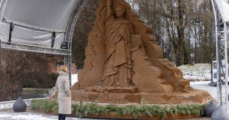 Эстонияда Зеленскийге алып ескерткіш қойылды