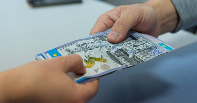 Сөмкесінен екі бума ақша шықты – әкімдіктің лауазымды тұлғасы ұсталды