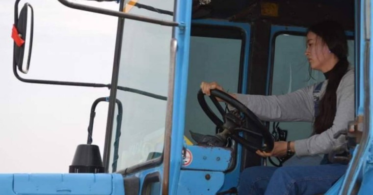 Түркістандық студент қыз трактор айдап күн көріп жүр