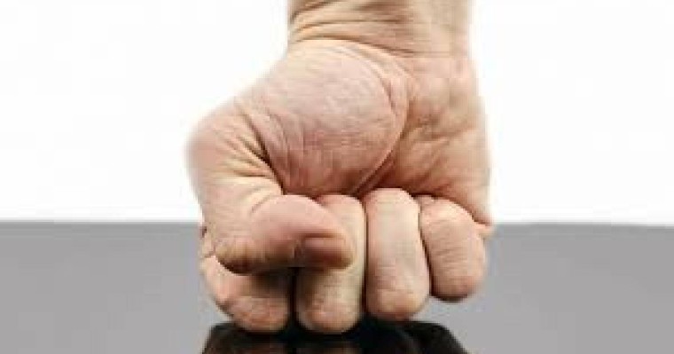 Алматыда ер адам қызды аяусыз соққыға жыққан