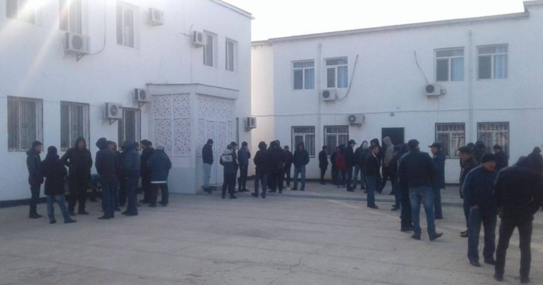 Қытайлық мердігер компания жұмысшылары жұмыссыз қалғандарына наразы