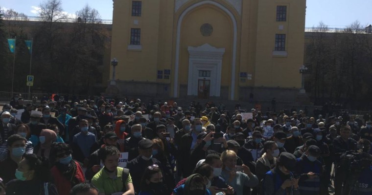 Алматыда митинг өтетін орынды полиция қоршады, интернет өшірілді