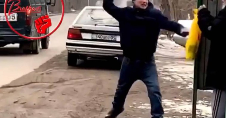 Ер адамның қарияны таяқпен ұрған видеосы пайда болды (желідегі видео)