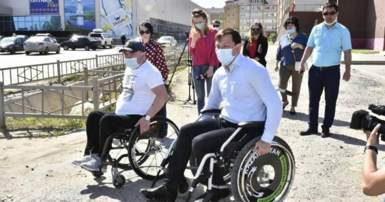 Ақтөбенің әкімі қаланы мүгедектер арбасымен аралап шықты - Қазақстан жаңалықтары