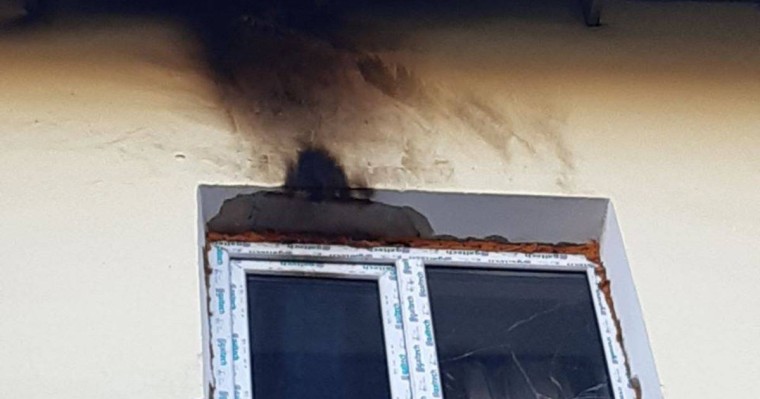 Экобелсенді белгісіз біреулер үйінің терезесін сындырып, жанғыш зат бар бөтелке лақтырғанын айтты