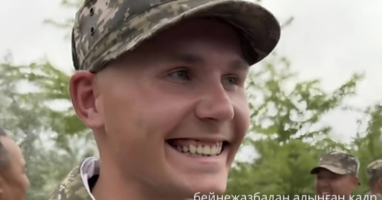 «Жүрегі жылап тұр»: ант қабылдауға анасы келе алмаған сарбаздың видеосы әп сәтте танымал болды (ВИДЕО)