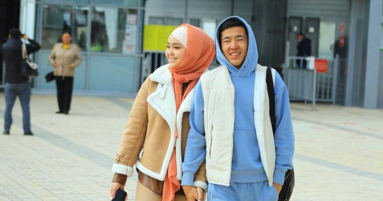 "Келіншегімнің таққаны хиджаб емес": Үкілі бала Ерболсын әйеліне қатысты сұраққа жауап берді